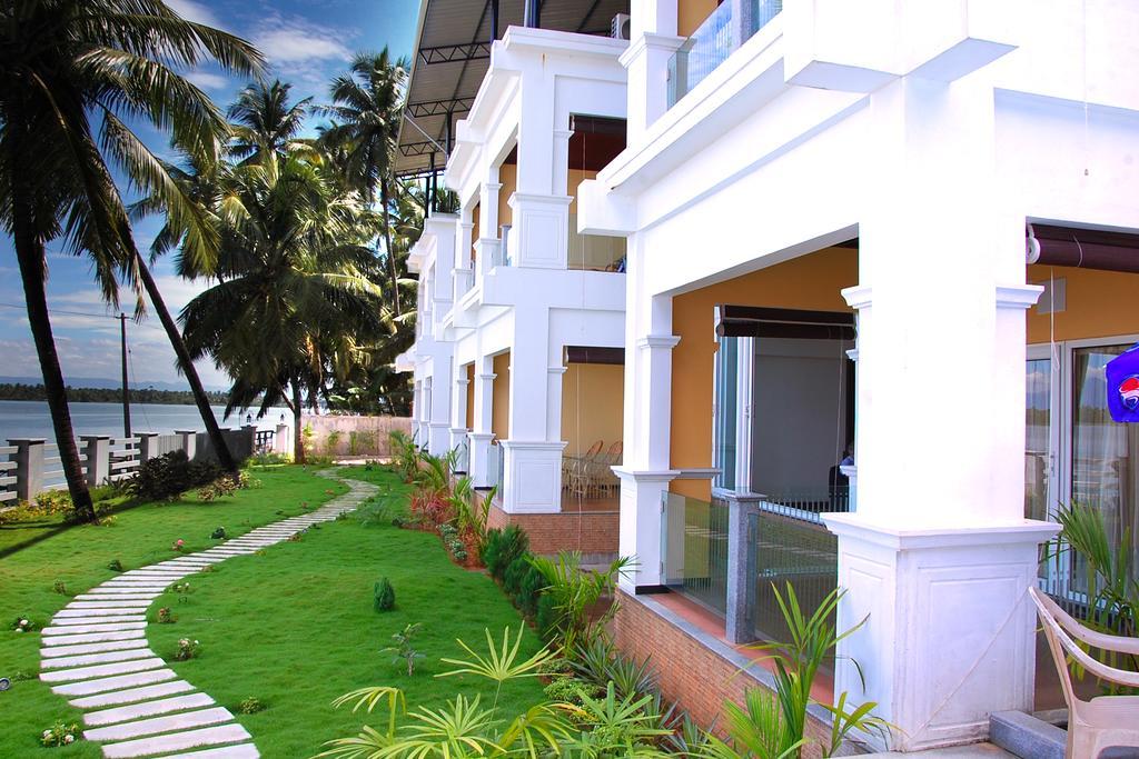 Blue Waters Hotel Kundapur Exterior photo